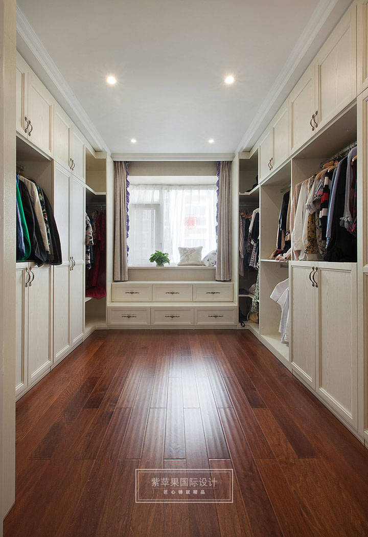 簡(jiǎn)美衣帽間裝修實(shí)景